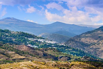 Paisaje de las Alpujarras salpicado por el blanco de sus pueblos