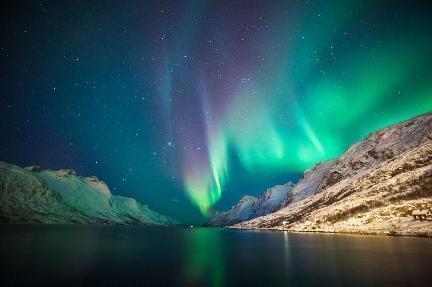 Cielo iluminado por las auroras boreales