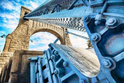 Puente colgante Grunwald sobre el río Oder en la ciudad de Wrocław