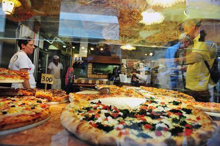 Pizzas en el escaparate invitando a ser degustadas