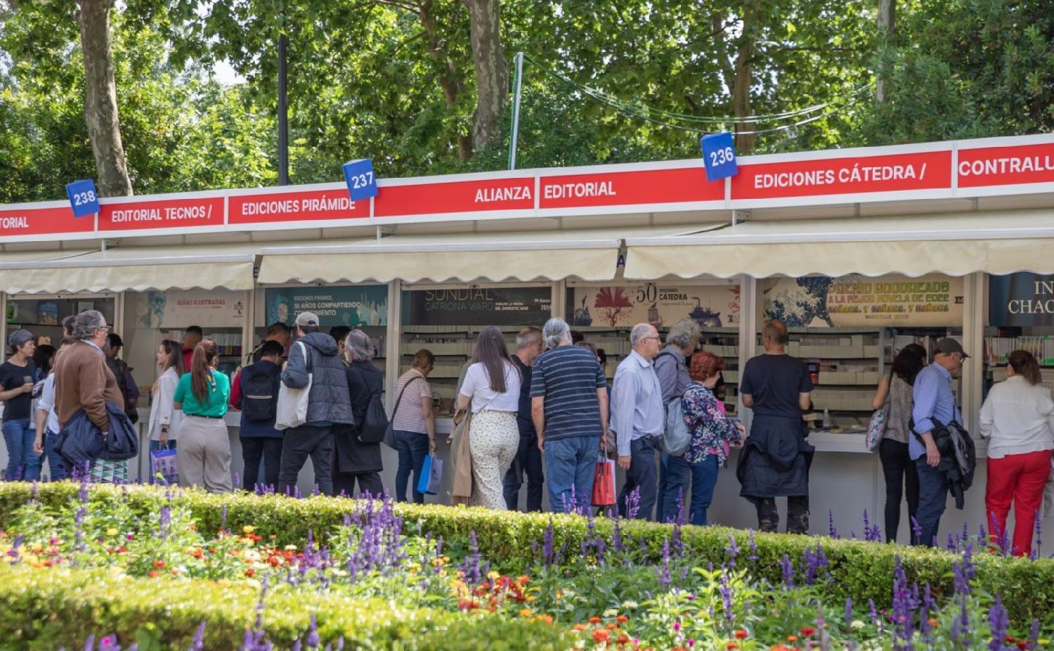 Feria del Libro de Madrid 2024 y 10 libros que te harán viajar