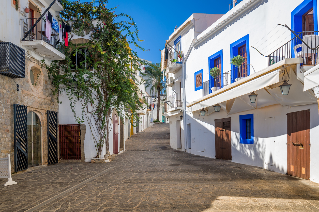 Pueblo blanco en Ibiza