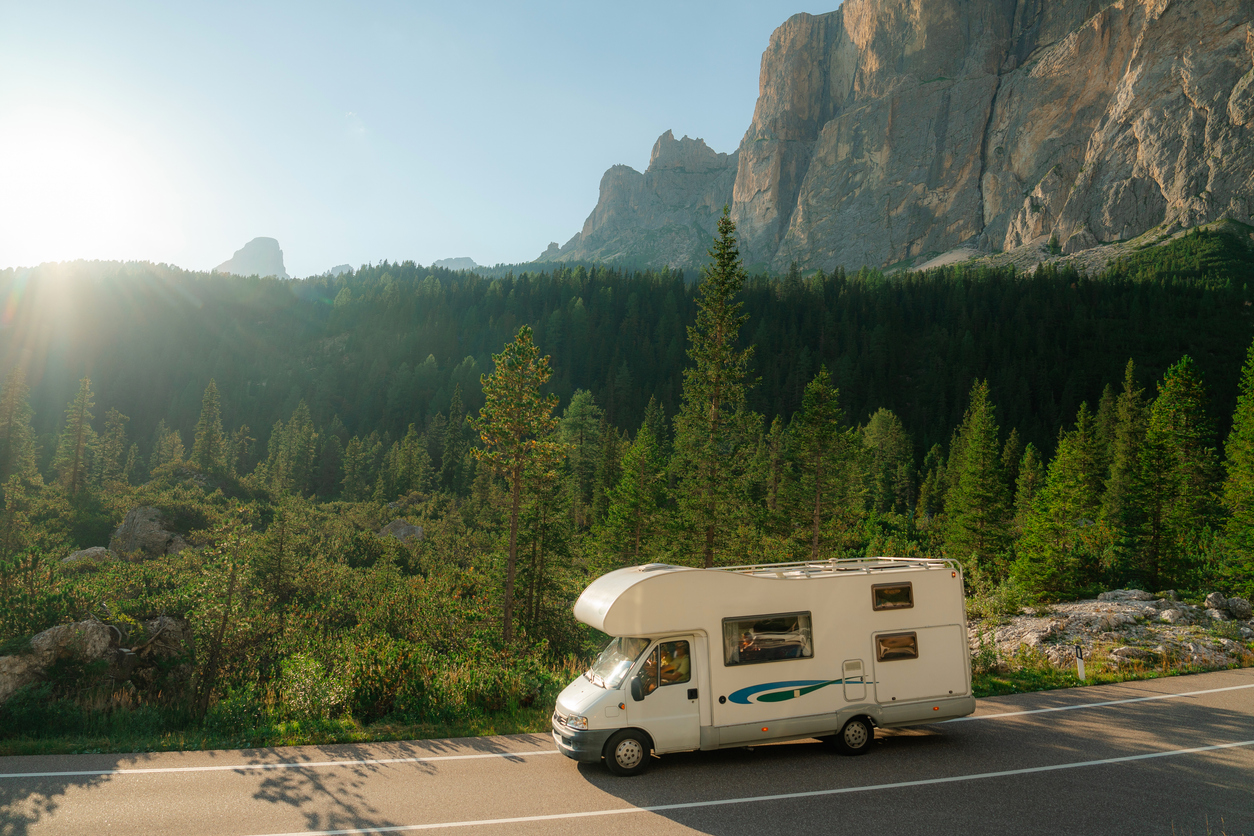 Autocaravana en una carretera de los Dolomitas, Italia