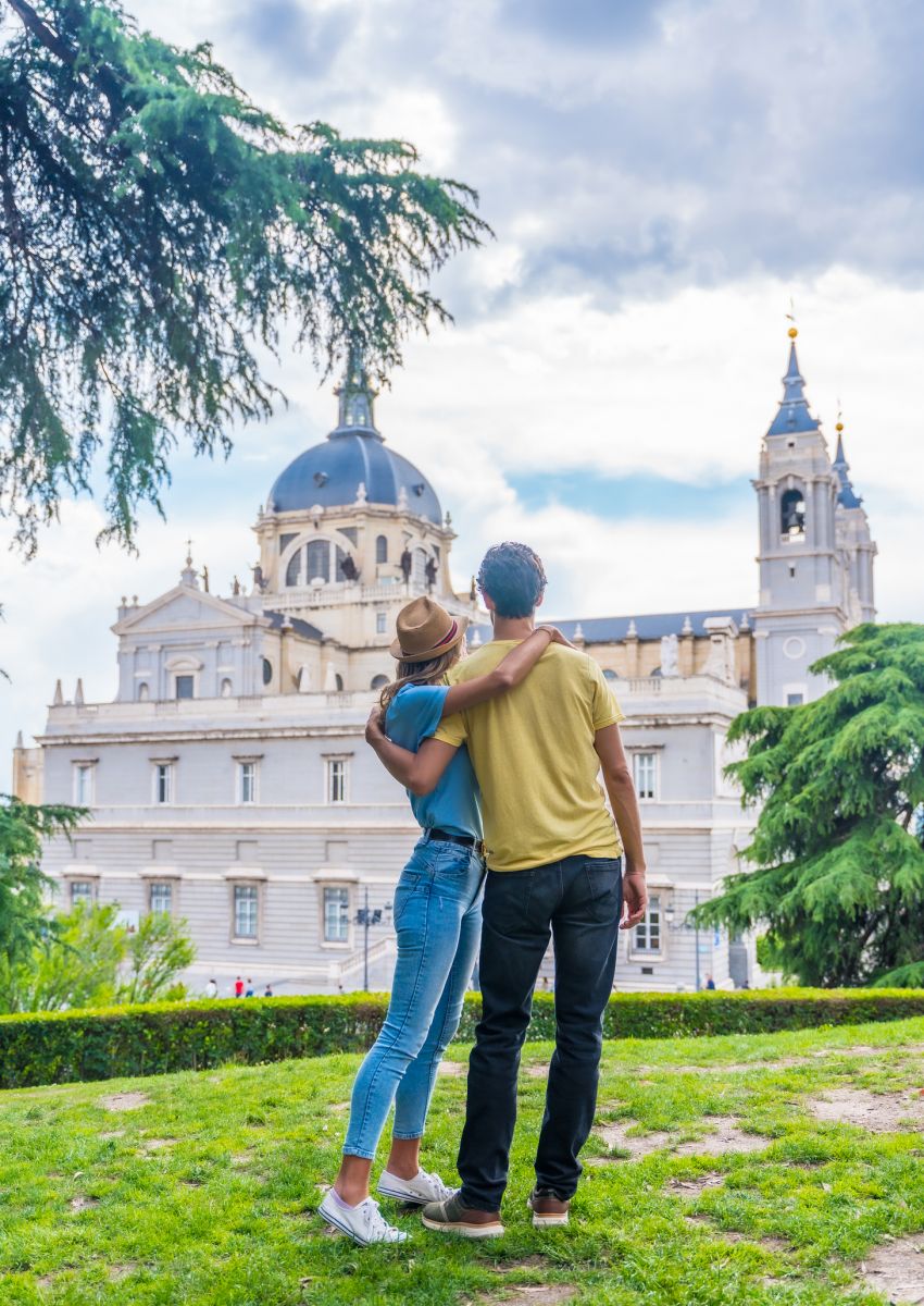 Pareja observando un edificio en Madrid