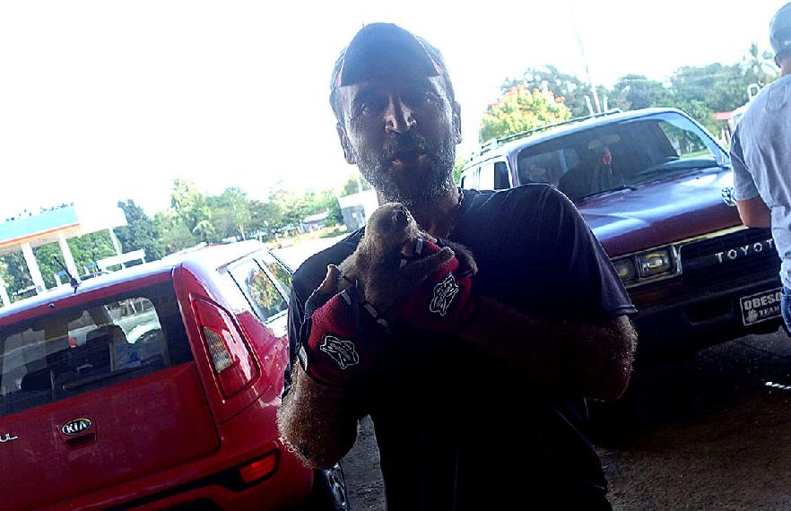 Junto a Clodomiro, entregandolo a la policia local